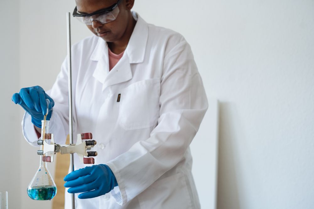 Laboratuvarda pipetle analiz yapan uzman